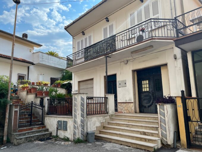 Appartamento con terrazzo in vendita a Castelliri  Rif.45