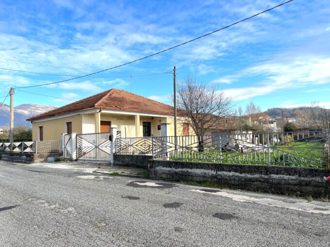 Casa indipendente con giardino in vendita a Castelliri Rif. 74