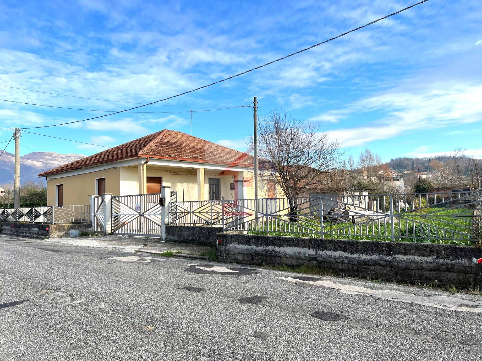 Casa indipendente in vendita a Castelliri con giardino Rif.74