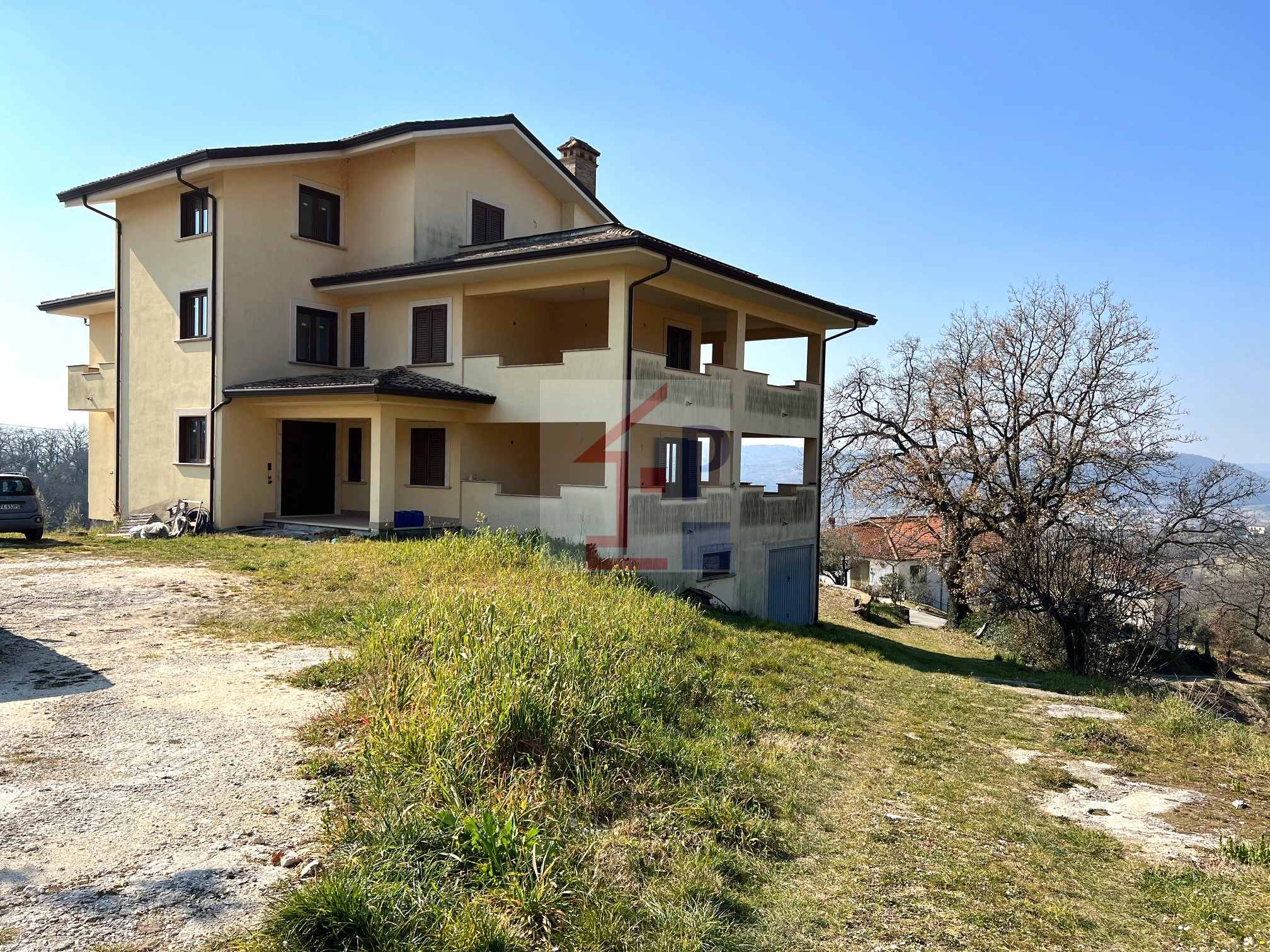Villa con terreno in vendita ad Arpino Rif.98